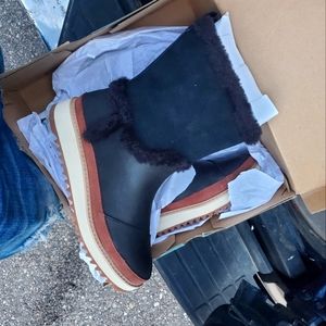 Tom Tom's Makena  size 7 black,white,and Brown